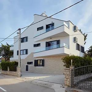 Nika Turanj